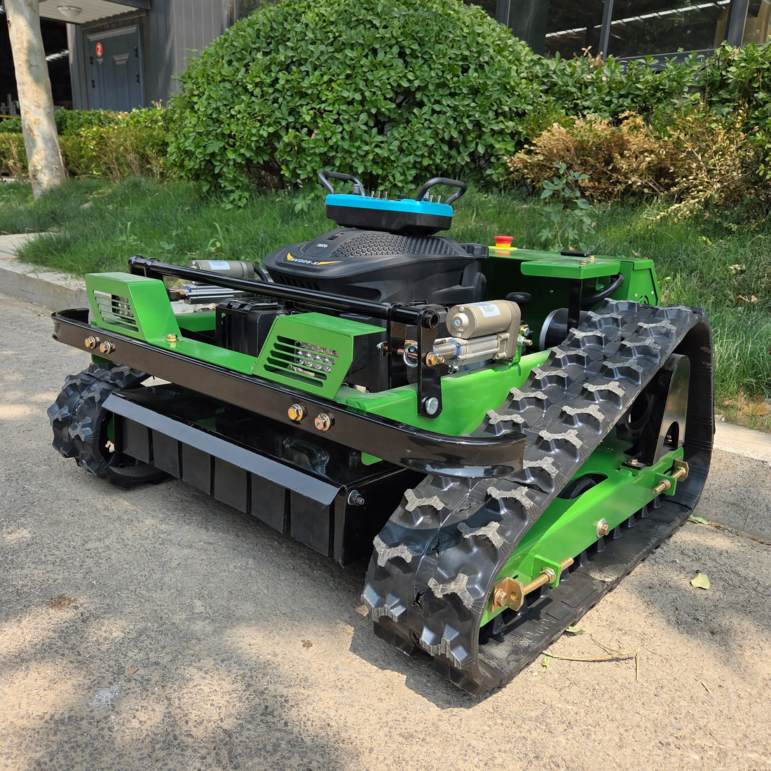 Fully automatic lawn mower Remote control operation Powerful power Easy climbing Intelligent weeding Keep the garden tidy