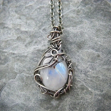 1pc Exquisite Moonstone Pendant Necklace - Retro Bohemian Leaf Rattan Accessories for Women, Unique Christmas and Halloween Gift Idea, Handmade Jewelry with Natural Stone and Delicate Chain