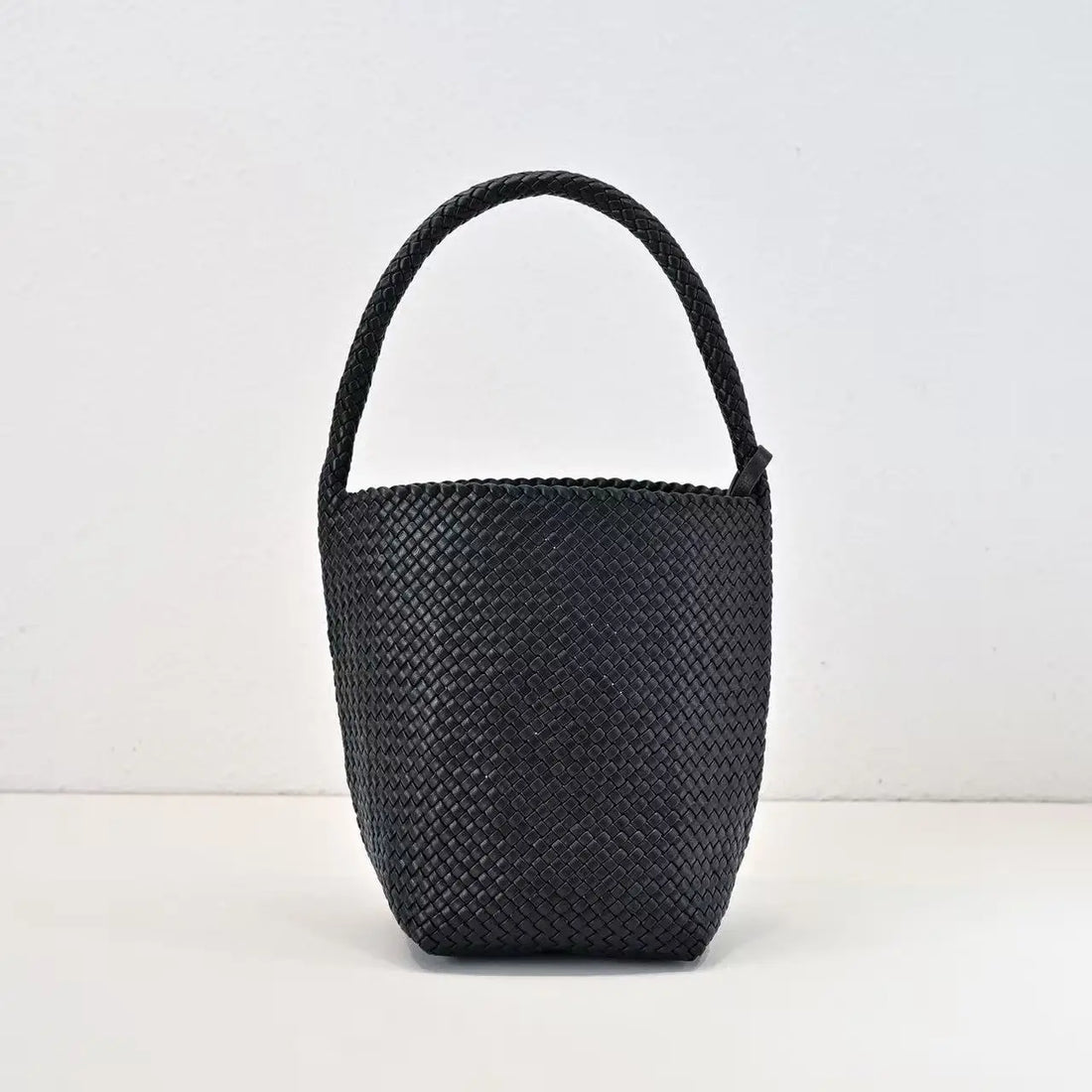 2025 new pure hand-woven bucket bag. Simple and atmospheric, noble and elegant, exquisite.