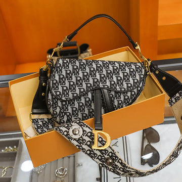 Woman Single Shoulder Bags Large Capacity Saddle Shape Metal Letter Pendant Small Handbag Messenger Bags Letter Decoration