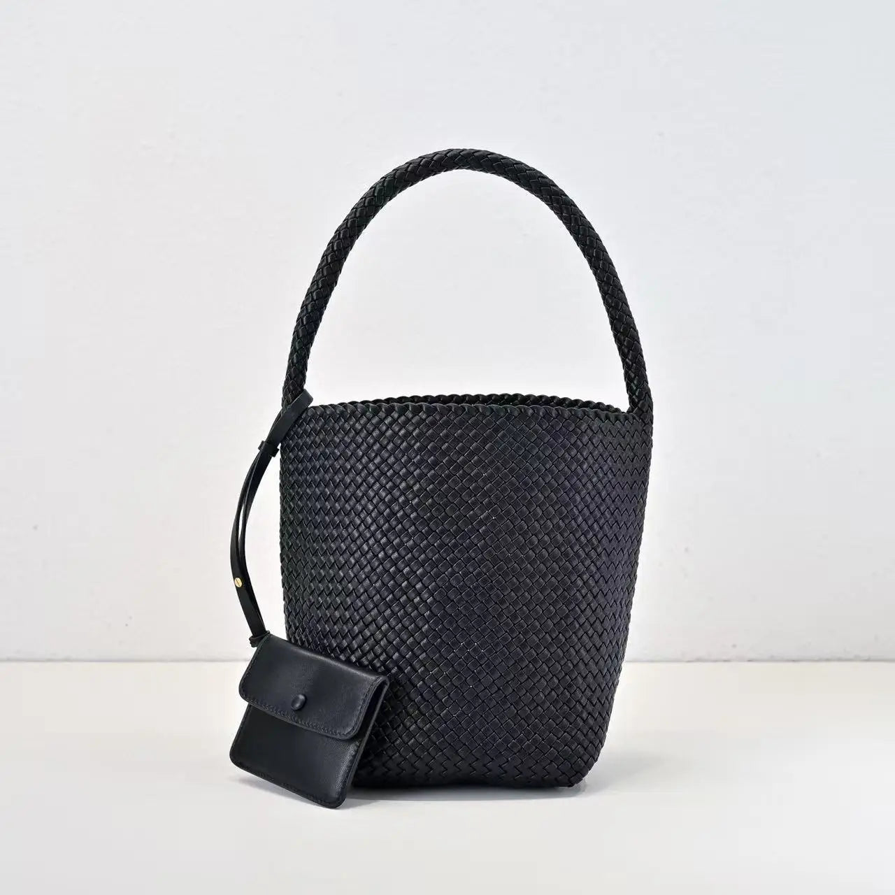 2025 new pure hand-woven bucket bag. Simple and atmospheric, noble and elegant, exquisite.